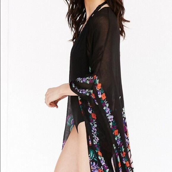 NEW Urban Outfitters Women's Black Garden Floral Embellished Poncho One Size OS - Picture 2 of 8